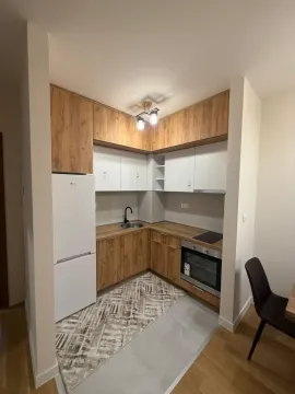 Moderna mala kuhinja sa drvenim i bijelim elementima. - image 8