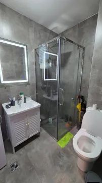 Moderne kupatilo sa tuš kabinom, umivaonikom i toaletom. - image 12