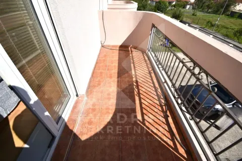 Izdavanje, četvorosoban stan, 160m², Tološi, Podgorica - image 28