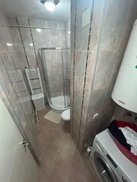 Kupatilo opremljeno tuš kabinom, WC šoljom i veš mašinom. - image 18