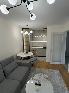 Moderan dnevni boravak sa trpezarijom i kuhinjom u pozadini. - image 3