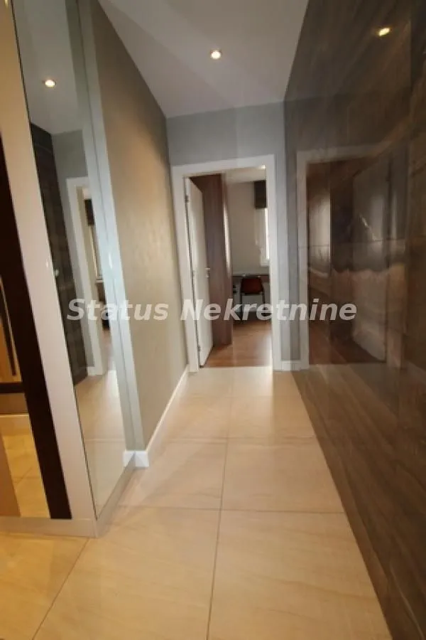 Prodaja, četvorosoban stan, 113m², Centar, Novi Sad
