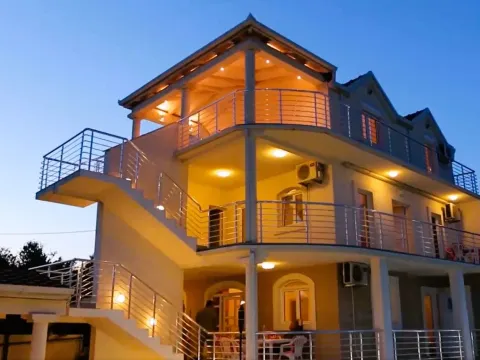 Izdavanje, kuća, 382m², Krimovica, Kotor - image 16