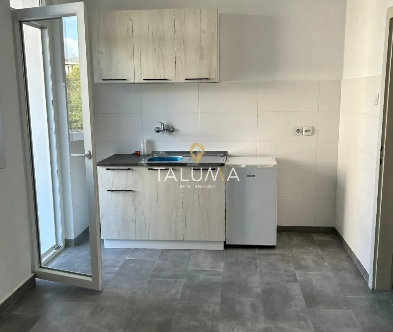 Izdavanje, dvosoban stan, 69m², Centar, Podgorica