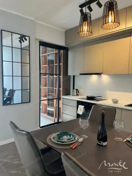 Moderna kuhinja sa trpezarijom i ugradnim elementima. - image 3