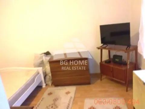 Manja spavaća soba sa krevetom i televizorom. - image 6