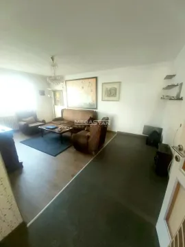 Dnevna soba sa garniturom za sedenje i slikama na zidu. - image 2
