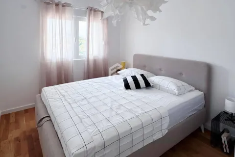 Bright bedroom with a double bed, white bedding and a window. - image 4