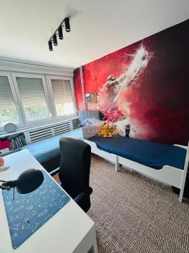 Dečja soba sa dva kreveta i radnim stolom. - image 12