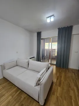 Dnevna soba sa svijetlom garniturom i izlazom na terasu. - image 2