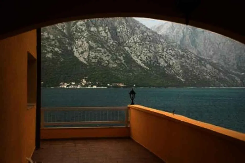 Pogled na more i planine sa terase.