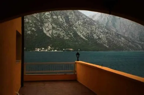 Pogled na more i planine sa terase. - image 11