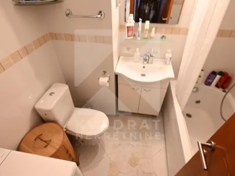 Kompaktno kupatilo sa kadom, umivaonikom i toaletom. - image 10