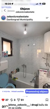Manje opremljeno kupatilo sa kadom, pločicama i veš mašinom. - image 3