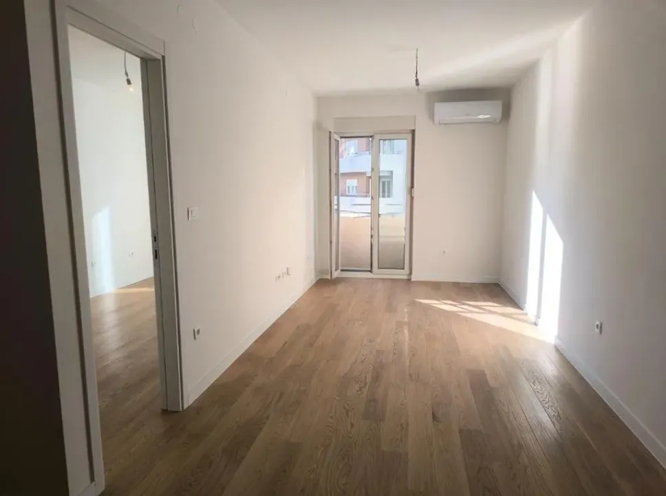 Izdavanje, jednosoban stan, 42m², Central Point, Podgorica