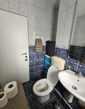 Manje kupatilo sa pločicama, umivaonikom i wc šoljom. - image 16