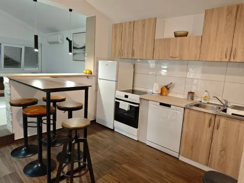 Rent, two bedroom apartment, 100m², Budva, Crna Gora - image 11
