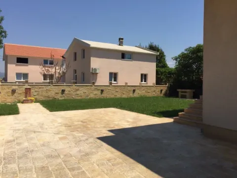 Izdavanje, kuća, 320m², Gornja Gorica, Podgorica - image 2