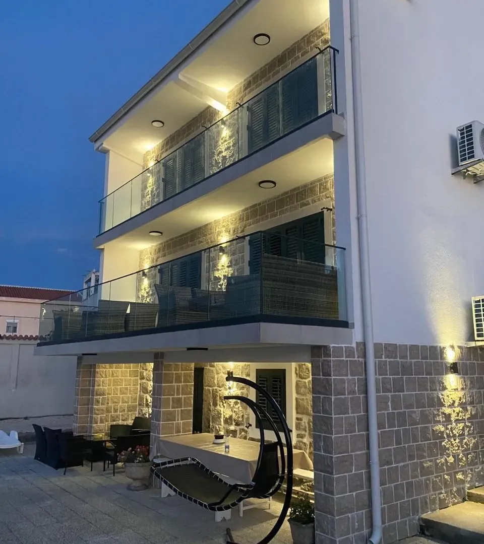 Izdavanje, dvosoban stan, 150m², Đuraševići, Tivat