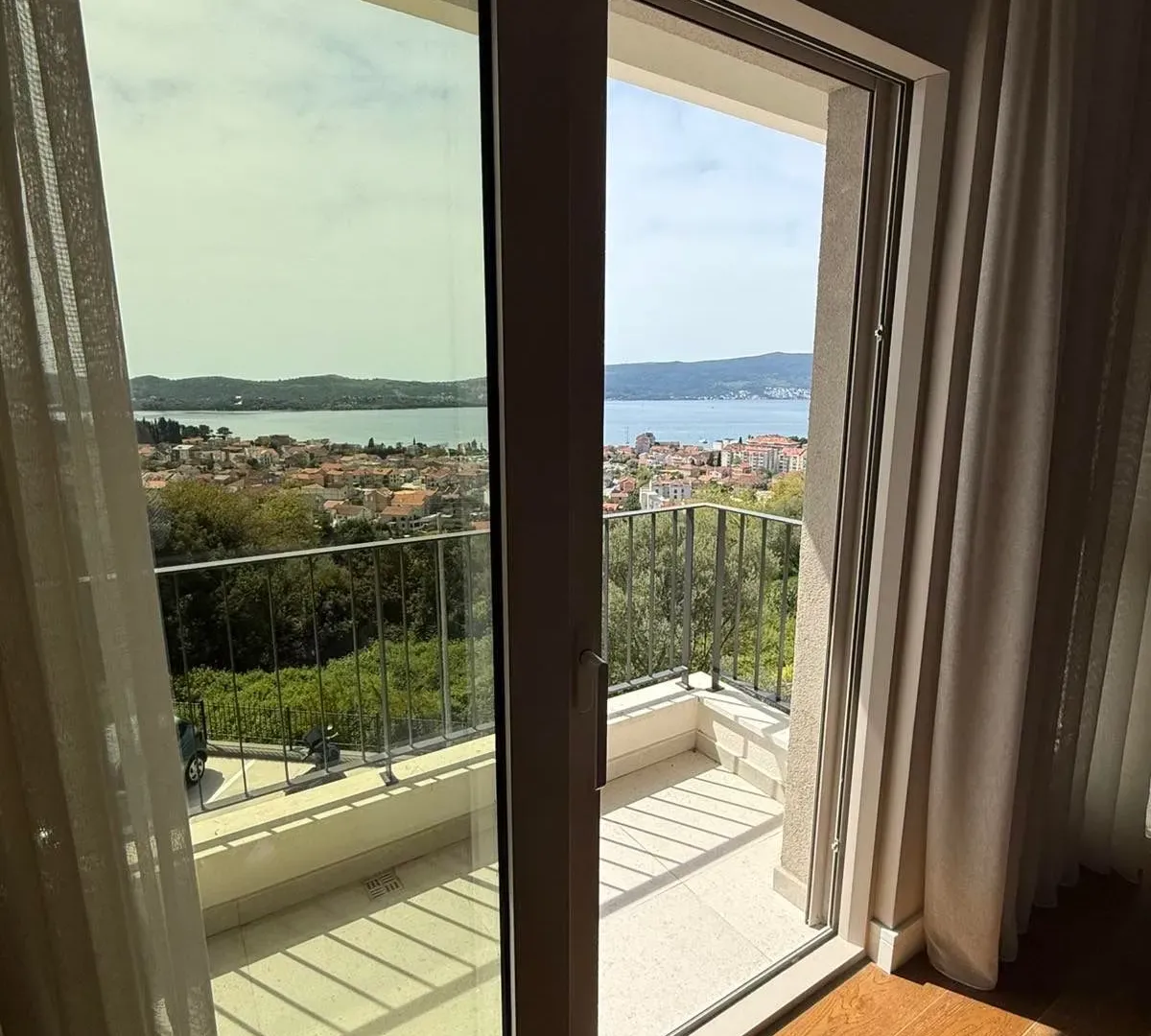 Izdavanje, dvosoban stan, 83m², Tripovići, Tivat