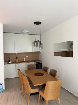 Moderna kuhinja sa trpezarijskim stolom i stolicama. - image 6