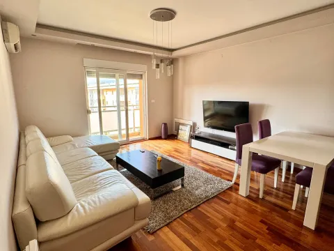 Izdavanje, jednosoban stan, 53m², City Kvart, Podgorica - image 1