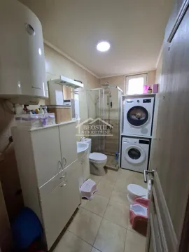 Kupatilo opremljeno tuš kabinom, sanitarijama i veš mašinom. - image 4
