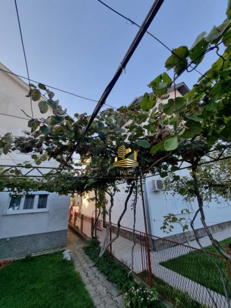 Prodaja, kuća, 250m², Stari Aerodrom, Podgorica