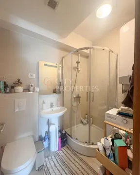 Kompaktno kupatilo sa tuš kabinom, umivaonikom i WC šoljom. - image 6