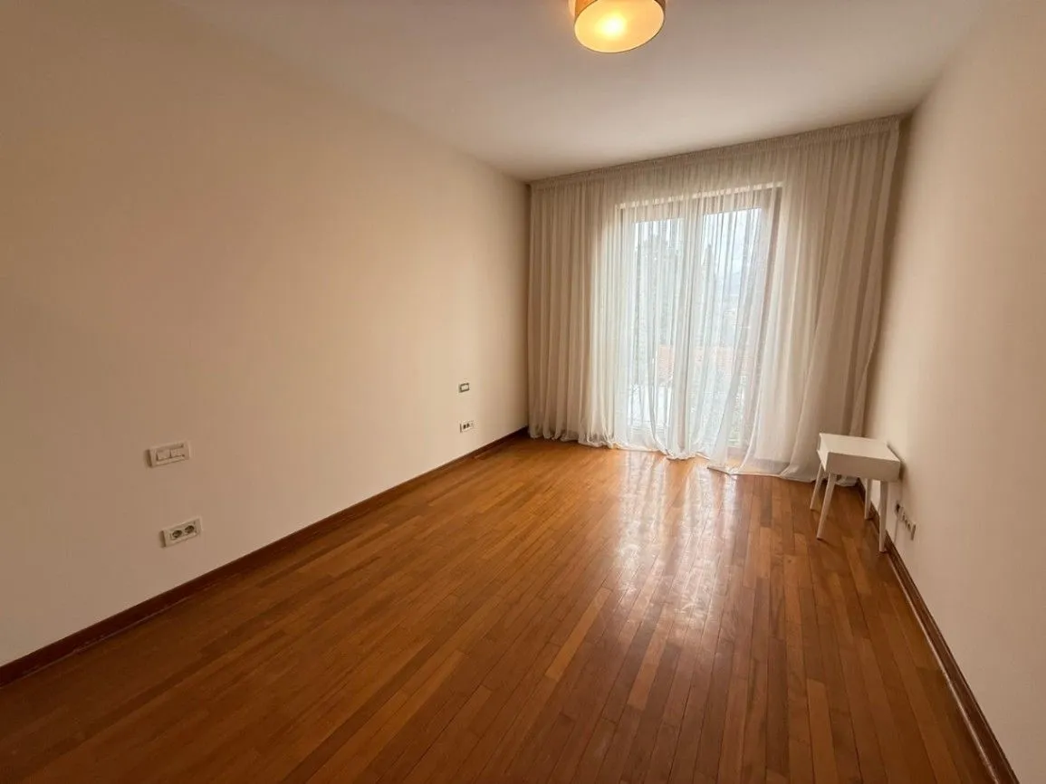 Izdavanje, četvorosoban stan, 200m², Gorica C, Podgorica