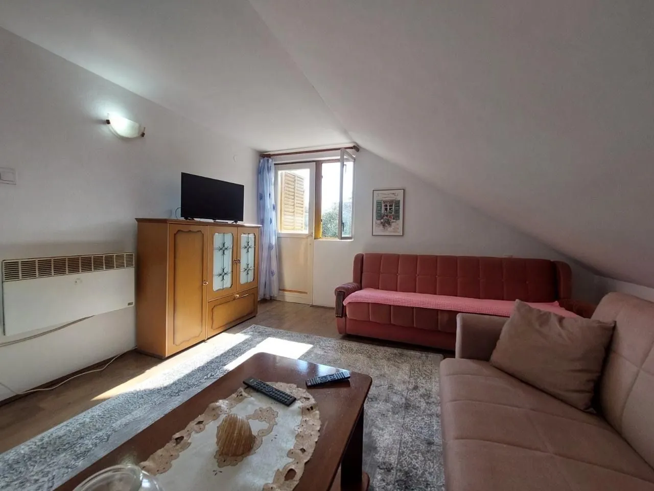 Izdavanje, dvosoban stan, 80m², Kalimanj, Tivat