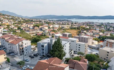 Pogled iz vazduha na stambene zgrade i okolno naselje sa brda. - image 22