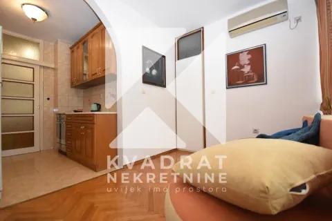 Living room with a view of the kitchen. - image 7
