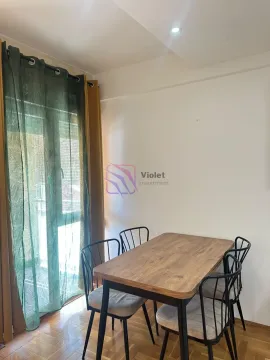 Trpezarija sa drvenim stolom i crnim stolicama pored prozora sa zavesama. - image 4