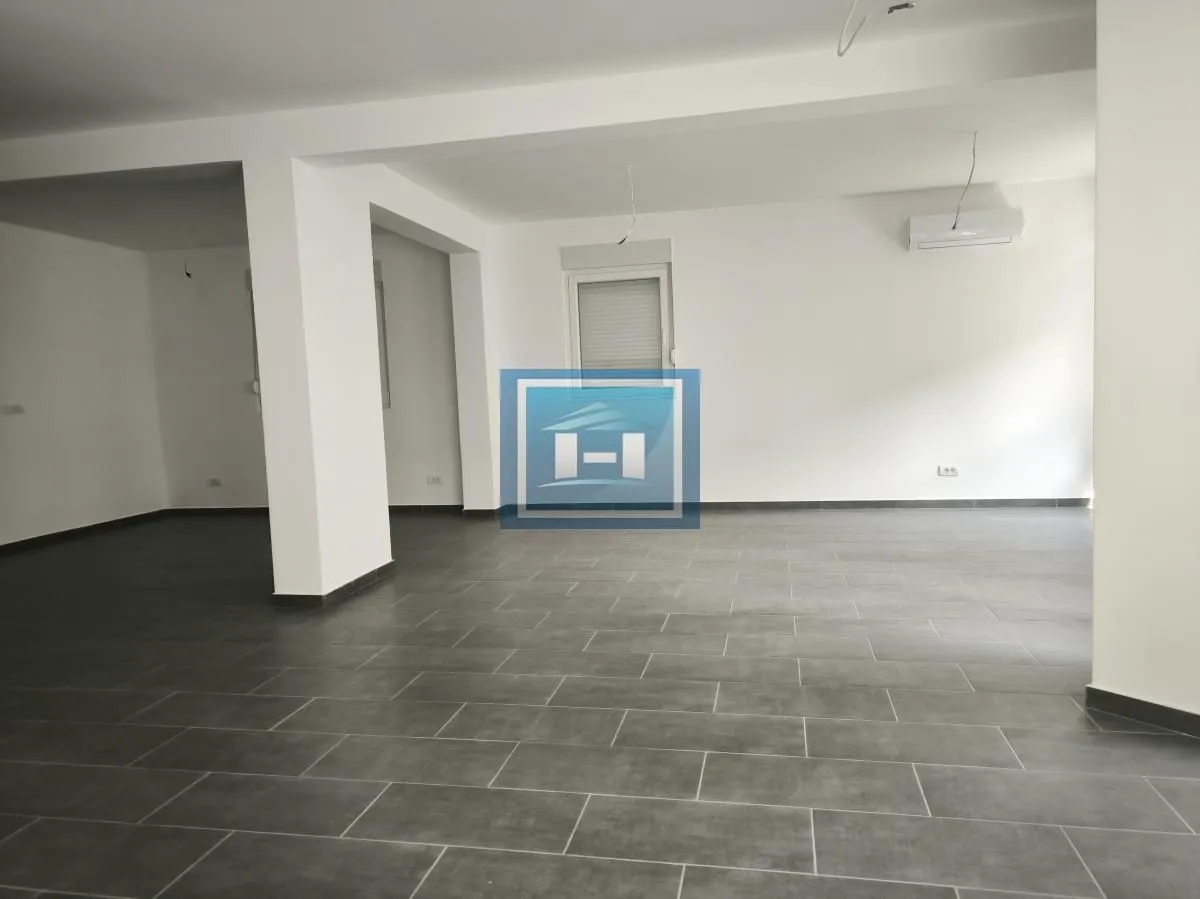 Izdavanje, stan, 223m², Centar, Ćuprija