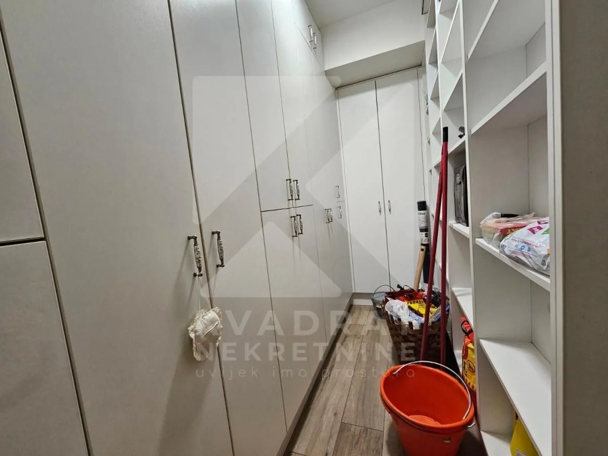 Izdavanje, trosoban stan, 147m², Gorica C, Podgorica