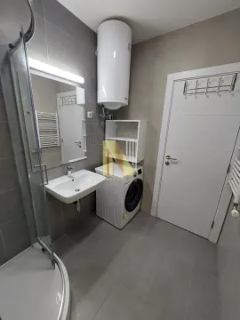 Moderno opremljeno kupatilo sa tuš kabinom, umivaonikom i veš mašinom. - image 16