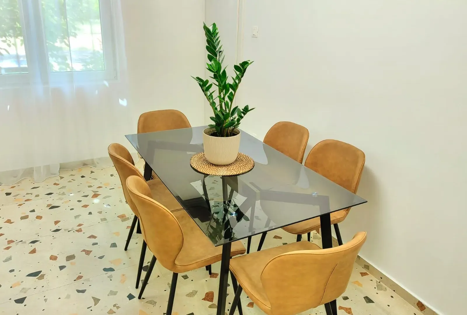Izdavanje, dvosoban stan, 80m², Podgorica, Crna Gora
