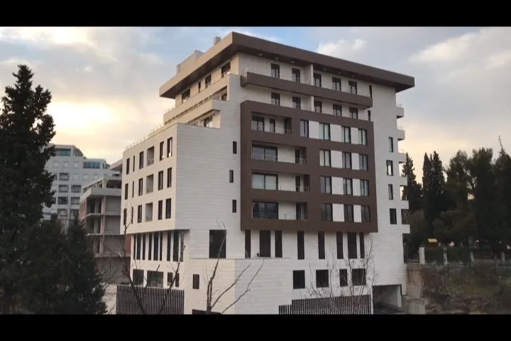 Eksterijer moderne višespratne stambene zgrade.