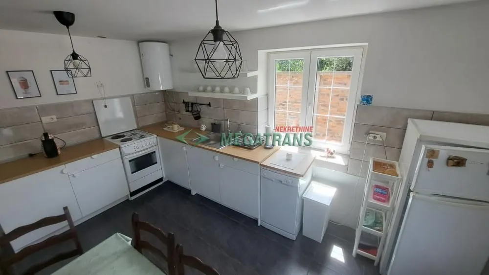 Izdavanje, kuća, 200m², Salajka, Novi Sad Sve Podlokacije