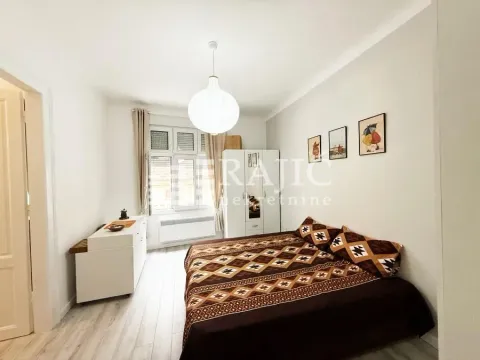 Furnished bedroom with a double bed and a wardrobe. - image 4