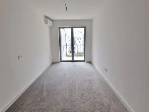 Sale, four bedroom apartment, 200m², Dobrota, Kotor - image 11