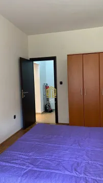 Namještena spavaća soba sa bračnim krevetom i ormarom. - image 15