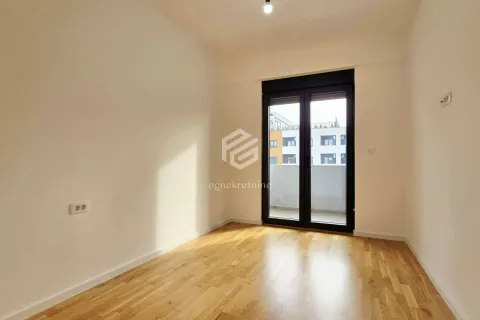 Prazna soba sa parketom i balkonskim vratima. - image 12