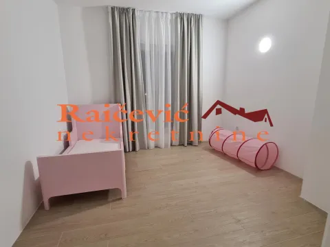 Dečja soba sa roze krevetom, zavesama i igračkama. - image 7