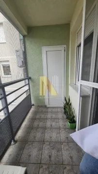 Manji zatvoreni balkon sa keramičkim pločicama i ogradom. - image 5