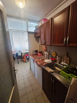 Manja kuhinja sa drvenim elementima i sudoperom. - image 8