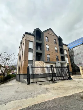 Eksterijer moderne stambene zgrade sa ogradom i dvorištem. - image 17