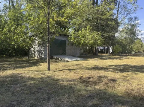 Prizemni pomoćni objekat na prostranom travnatom placu sa drvećem. - image 6