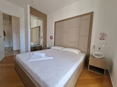 Rent, one bedroom apartment, 67m², Budva, Crna Gora - image 11